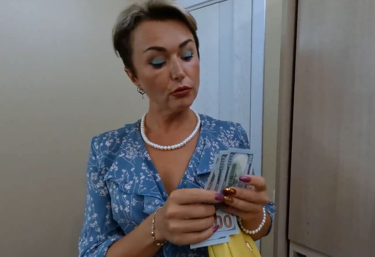 Russian milf counts the profits from a successful anal deal