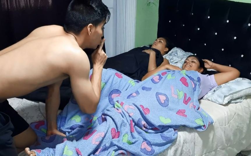 Муж трахает тещу пока жена спит рядом: порно видео на intim-top.ru